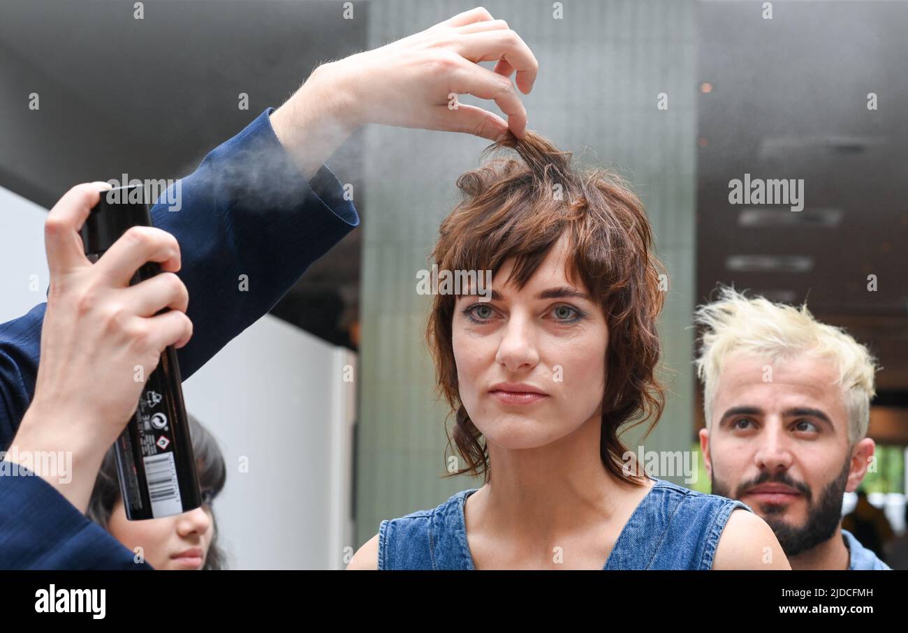 Berlin, Deutschland. 20.. Juni 2022. Die neuen Frisurentrends 'Endless Summer' auf Modell Christin und 'The Raver' auf Modell Arshad für Frühjahr/Sommer 2022 sind für ein Presseevent der Friseurbranche gestaltet. Die wirtschaftliche Entwicklung des Friseurhandels war dauerhaft von der Corona-Pandemie geprägt. Im Jahr 2020 erwirtschafteten die mehr als 240.000 Mitarbeiter einen Branchenumsatz von 6,2 Milliarden Euro, ein Rückgang von 11,7 Prozent im Vergleich zum Vorjahr. Quelle: Jens Kalaene/dpa/Alamy Live News Stockfoto