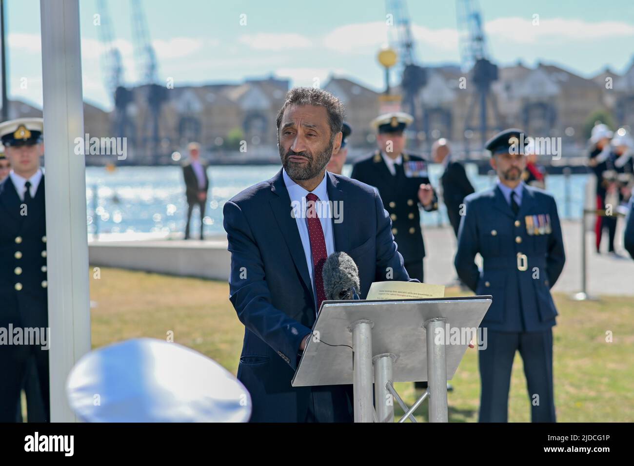 London, Großbritannien. 20.. Juni 2020. Der Bürgermeister von London, Sadiq Khan, würdigt gemeinsam mit dem Vorsitzenden der Londoner Versammlung, Mitgliedern der Streitkräfte, Mitgliedern der Londoner Versammlung und dem City Hall-Zweig der britischen Legion die Soldaten und Frauen des Vereinigten Königreichs vor dem Tag der Nationalen Streitkräfte am Samstag. Dies wird die erste Zeremonie zum Anheben der Flagge der Streitkräfte am neuen Standort des Rathauses an den Royal Docks sein. Quelle: Siehe Li/Picture Capital/Alamy Live News Stockfoto