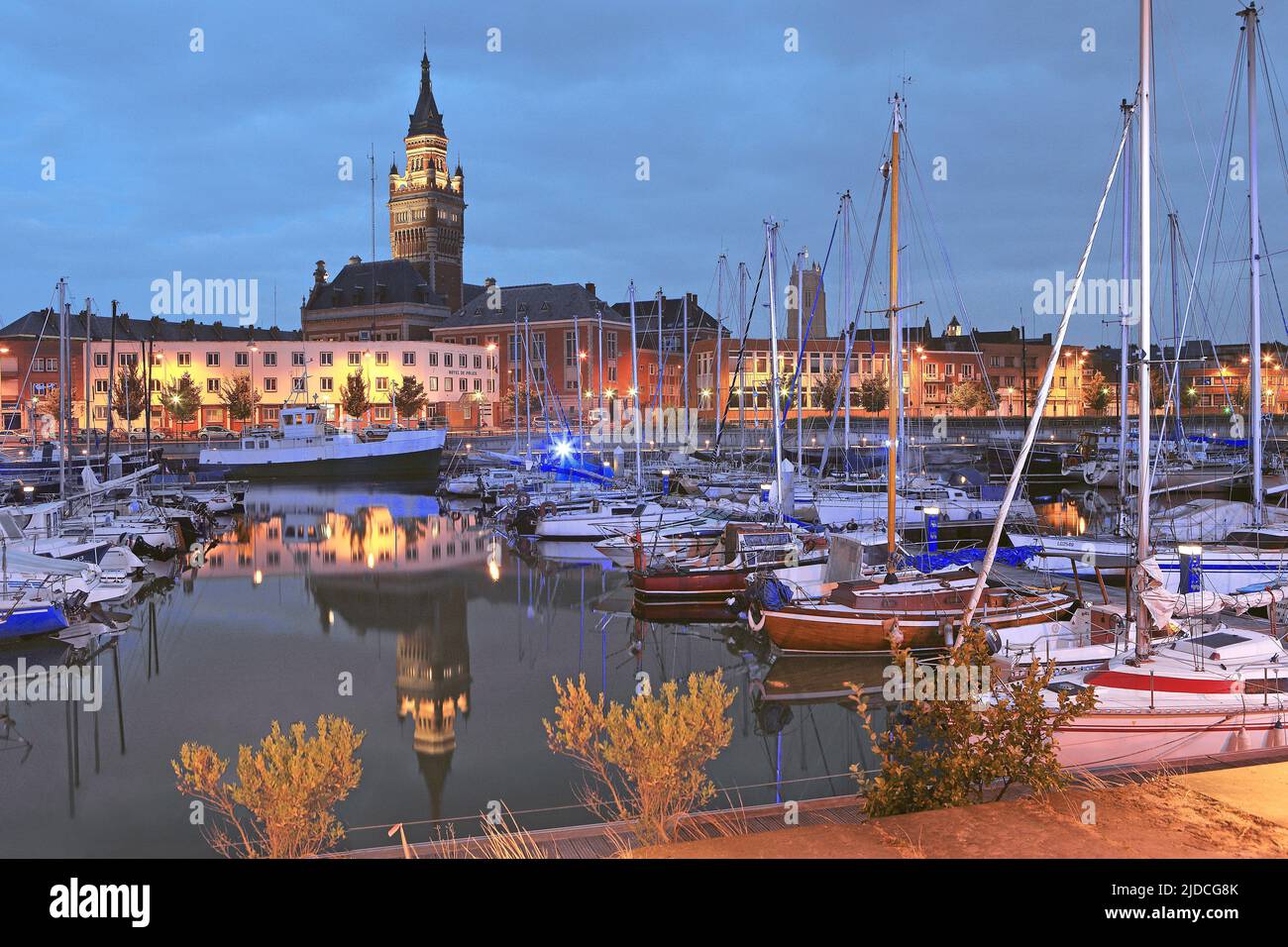 Frankreich, Nord, Dunkirk, die Marina bei Nacht, der Glockenturm Stockfoto