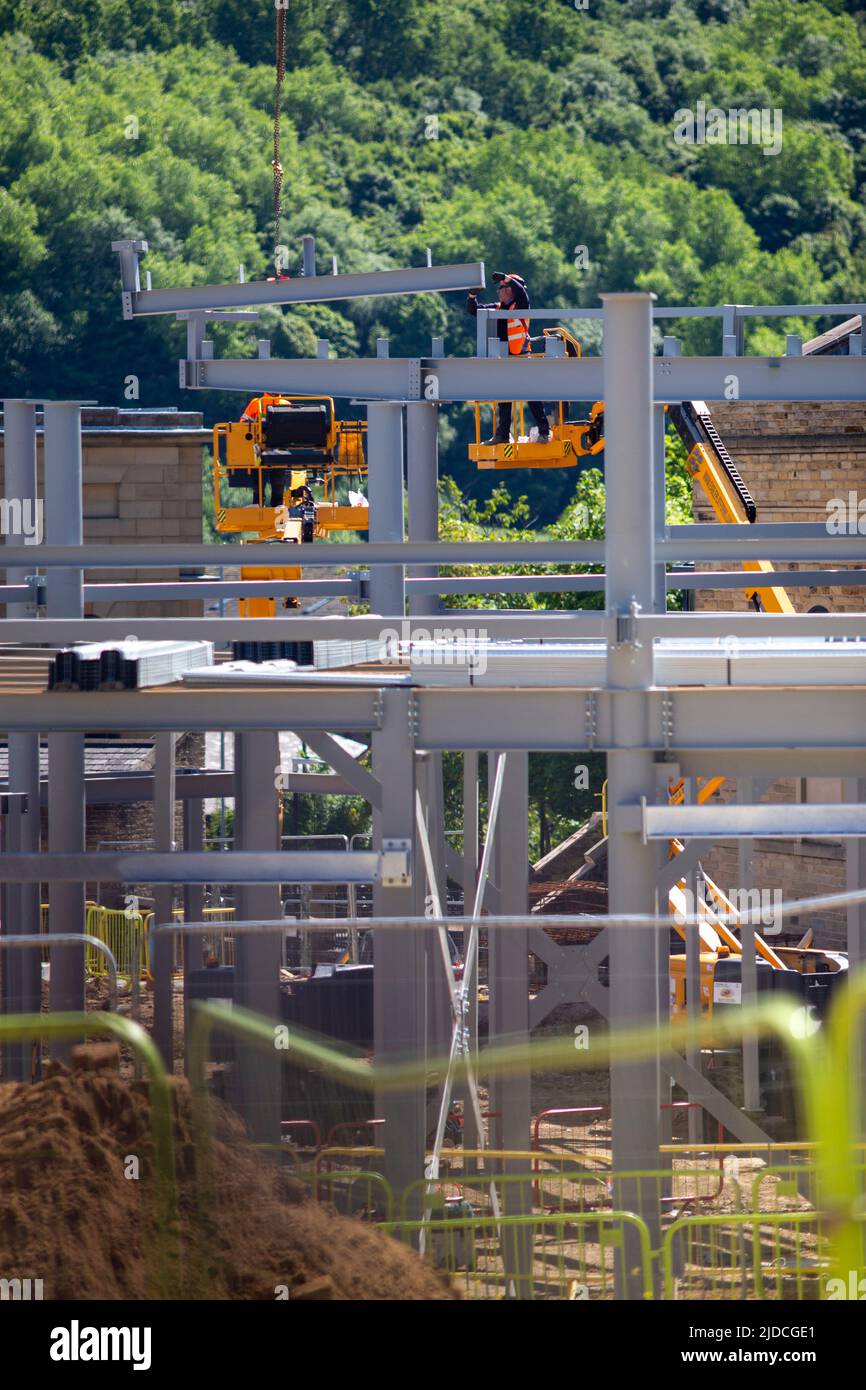 Die Umbauarbeiten am Busbahnhof Halifax laufen derzeit an einer neuen, hochmodernen £17,7-Millionen-Anlage, die von der kombinierten Behörde von West Yorkshire in Zusammenarbeit mit dem Calderdale Council bereitgestellt wurde. Bauarbeiter arbeiten an einem Sommertag unter blauem Himmel auf dem Gelände in Halifax, Calderdale, West Yorkshire, Großbritannien Kredit: Windmill Images/Alamy Live Nachrichten Stockfoto