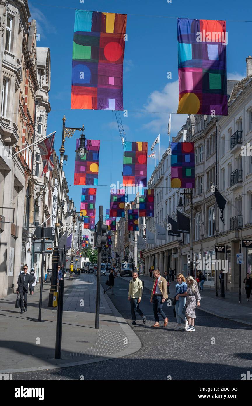 New Bond Street, London, Großbritannien. 20.. Juni 2022. Über der New Bond Street hängen farbenfrohe Flaggen, die von Mali Morris RA entworfen wurden, um die Kunst in Mayfair und die RA Summer Exhibition zu feiern. Quelle: Malcolm Park/Alamy Live News Stockfoto