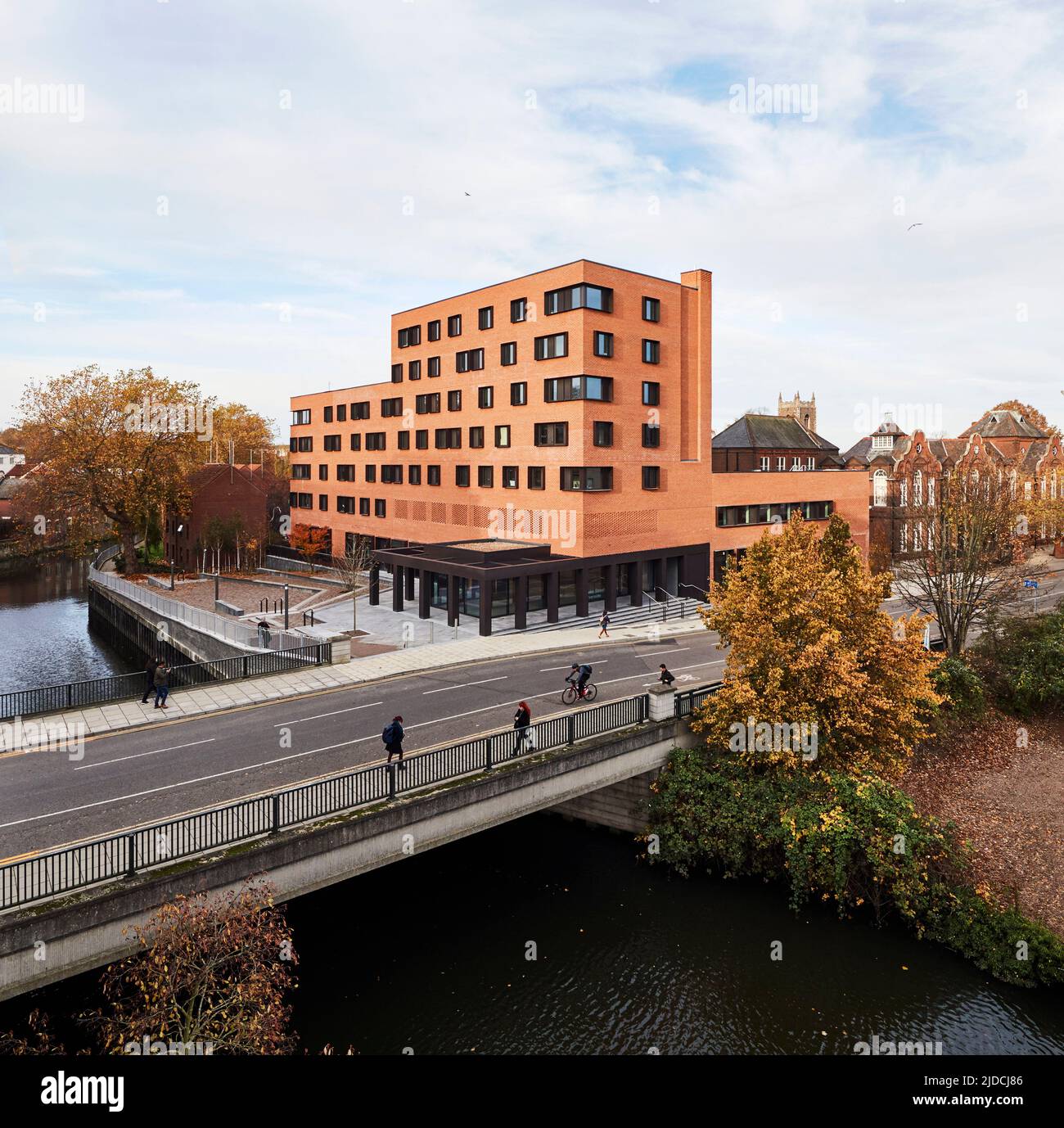 Erhöhte Außenansicht mit Blick auf den Fluss Wensum. Duke Street Riverside - Norwich University of the Arts, Norwich, Großbritannien. Architekt: Hudson Ar Stockfoto