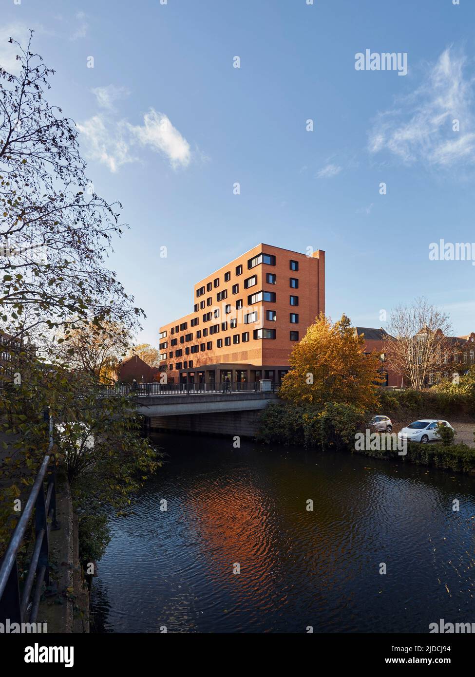 Außenansicht mit Blick auf den Fluss Wensum. Duke Street Riverside - Norwich University of the Arts, Norwich, Großbritannien. Architekt: Hudson Architects, Stockfoto