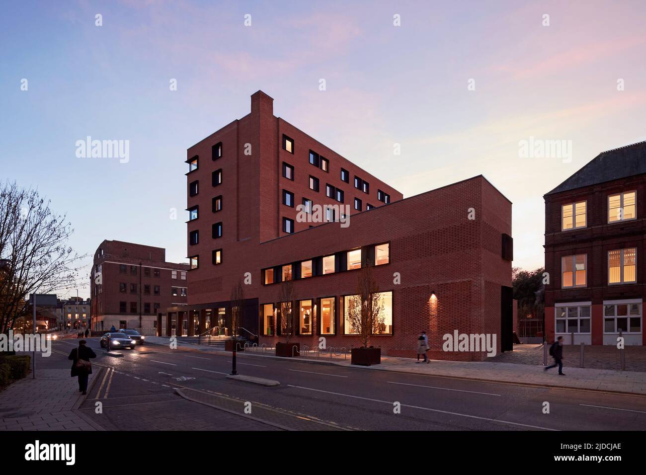 Blick auf die Straße in der Abenddämmerung von der Duke Street in Richtung Stadtzentrum von Norwich. Duke Street Riverside - Norwich University of the Arts, Norwich, Uni Stockfoto