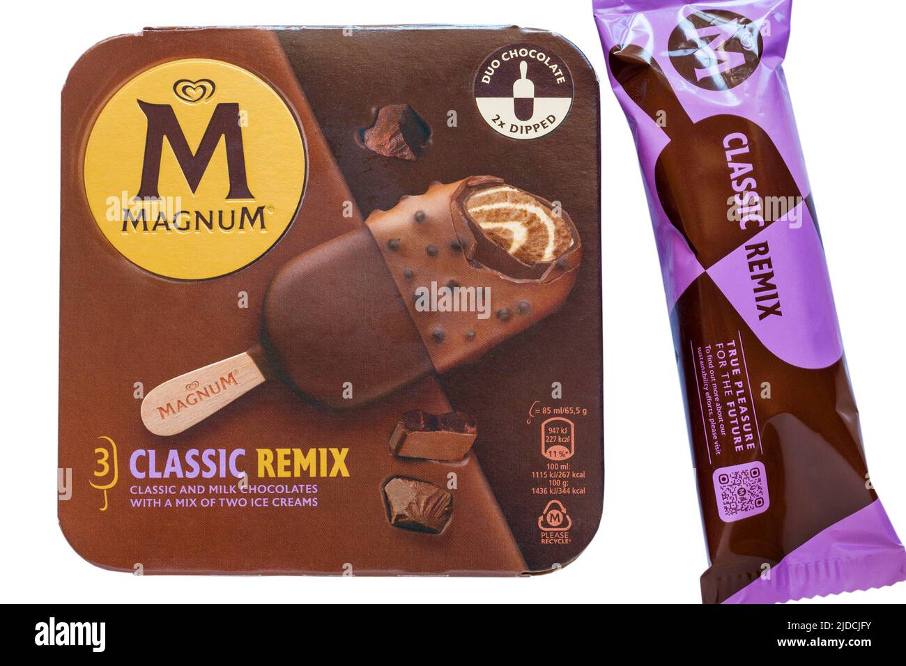 Schachtel Magnum Classic Remix Eiscreme mit einem Eiscreme-Eis, das isoliert auf weißem Hintergrund entfernt wurde - UK Stockfoto