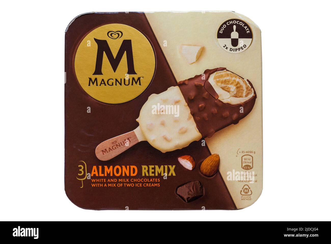 Schachtel Magnum Almond Remix Eiscreme isoliert auf weißem Hintergrund - UK Stockfoto