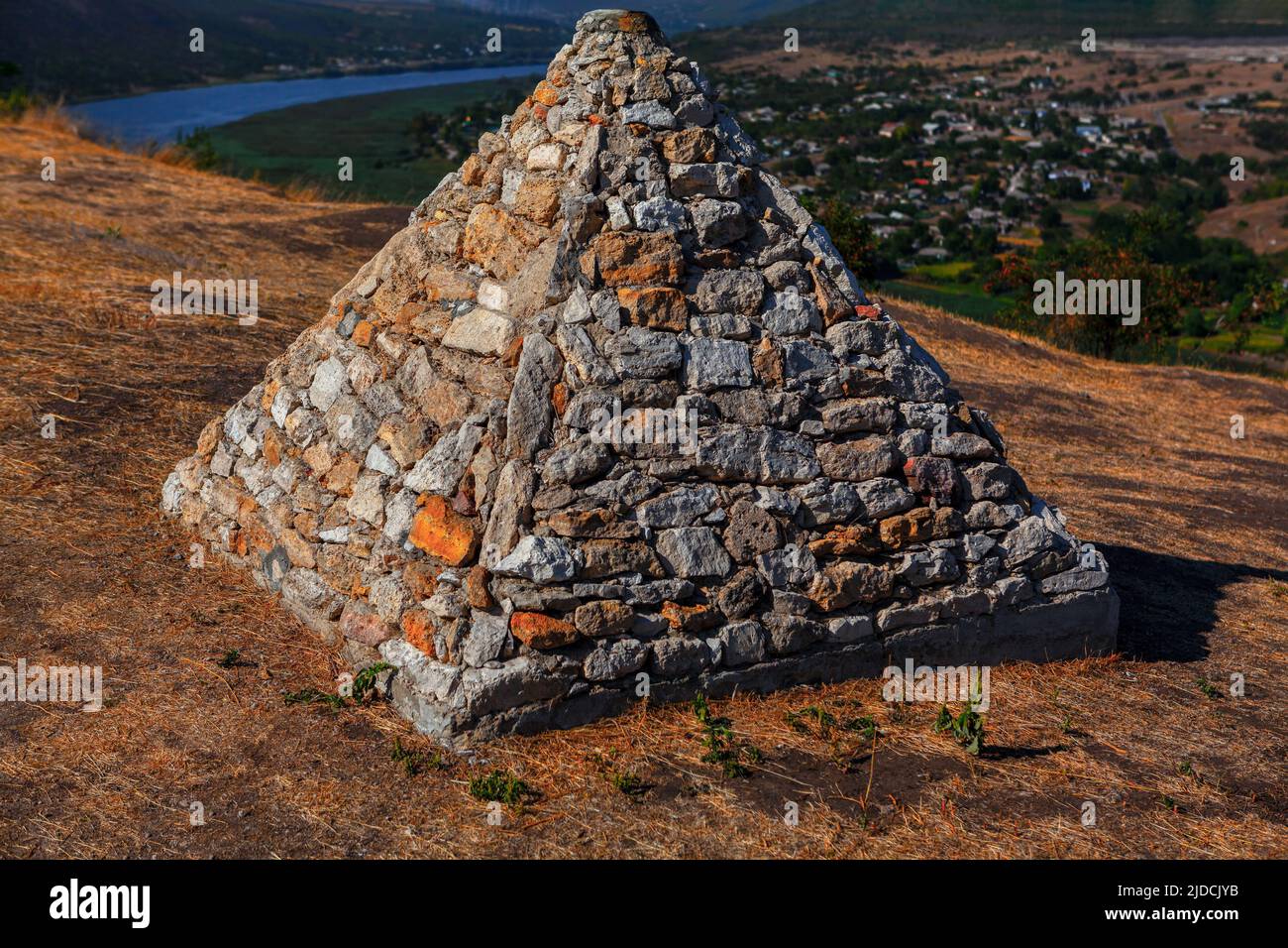 Steinpyramide . Steinhaufen bilden eine Pyramide. Antikes Symbol-Denkmal Stockfoto