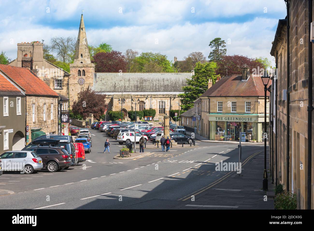 Warkworth Northumberland, Blick im späten Frühjahr auf den Dial Place und die St. Lawrence's Church im Zentrum von Warkworth Village, Northumberland, England, Großbritannien Stockfoto