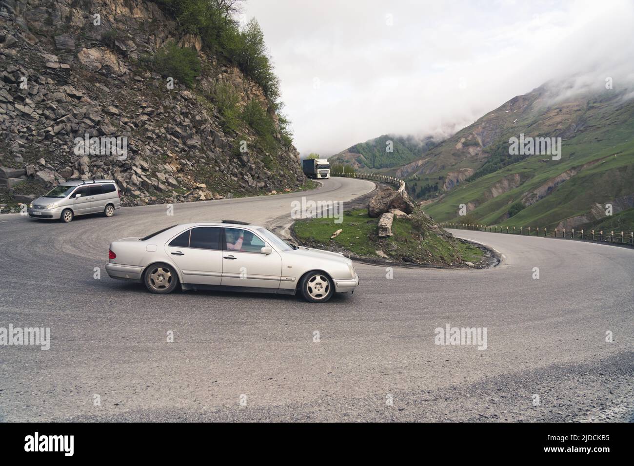 16.05.2022. Dariali Gorge, Georgia. Autos bewegen sich auf der Bergstraße. Hochwertige Fotos Stockfoto