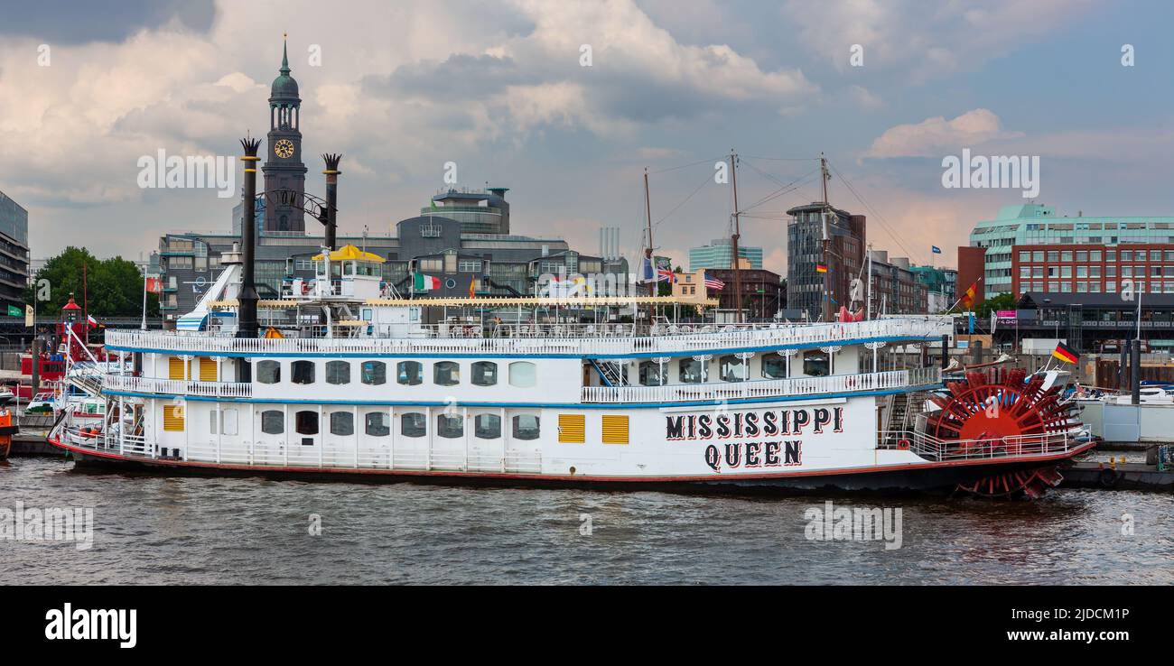 Hamburg, Deutschland - 12. Juli 2011 : Tour Tretboot auf der Elbe im Hamburger Hafen Stockfoto