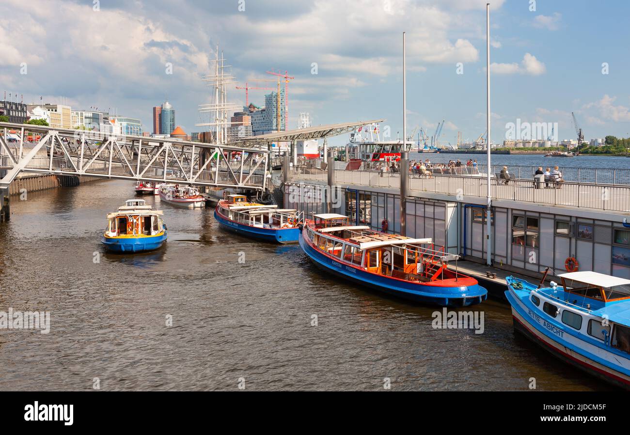Hamburg, Deutschland - 12. Juli 2011 : Hamburg Landing Bridges. Eintritt für Tour und Fährdienste auf der Elbe im Hamburger Hafen. Stockfoto
