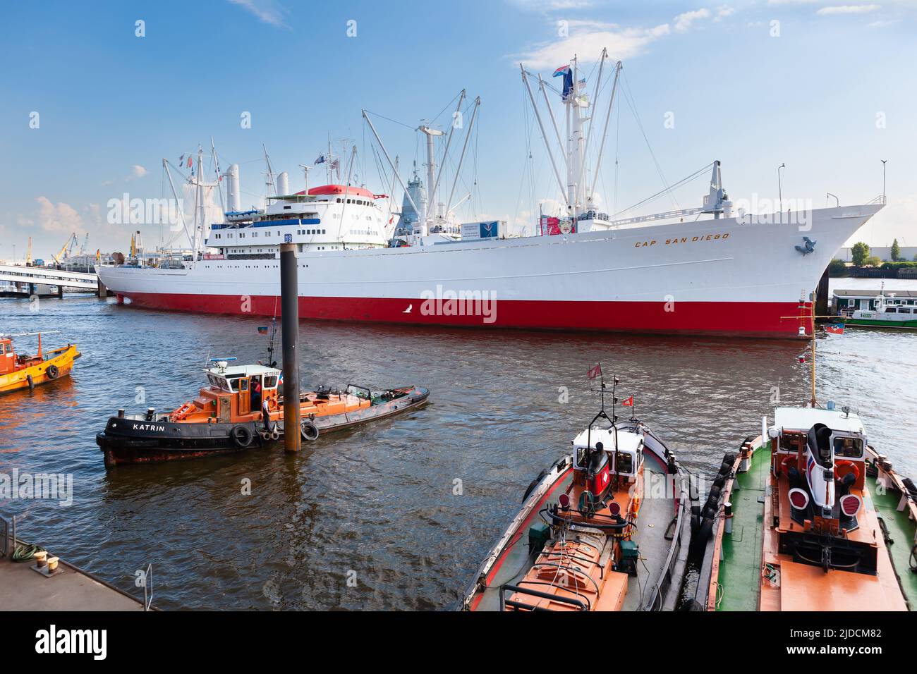 Hamburg, Deutschland - 12. Juli 2011 : altes, restauriertes Frachtschiff Cap San Diego, an der Elbe im Hamburger Hafen vertäut. Stockfoto