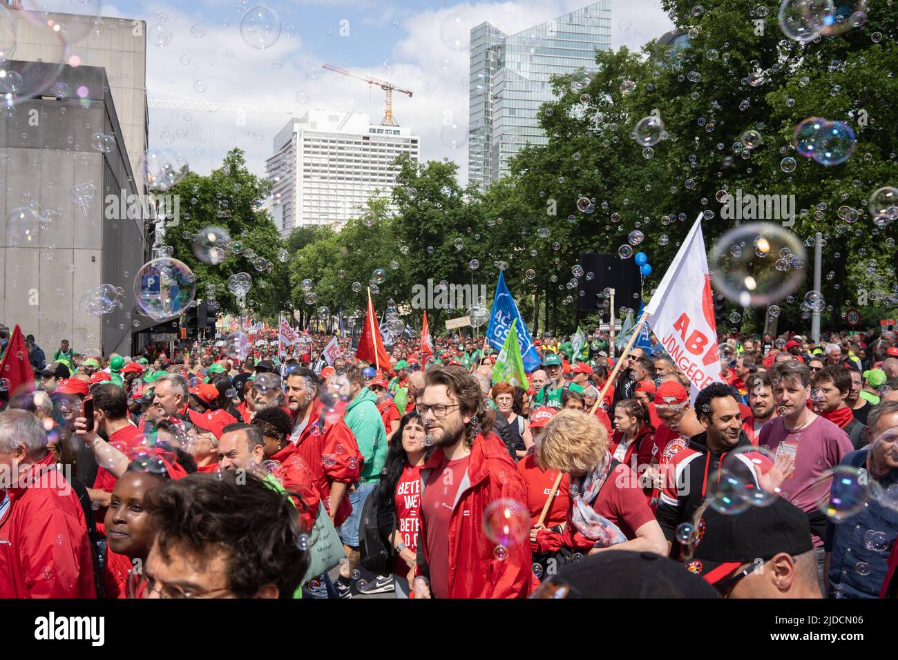 Die Abbildung zeigt eine nationale Demonstration sozialistischer (ABVV-FGTB), christlicher (ACV-CSC) und liberaler (ACLVB-CGSLB) Gewerkschaften, die die Kaufkraft verteidigen und eine Änderung des Lohnstandardgesetzes von 1996 fordern, das die Lohnentwicklung in Belgien regelt, am Montag, den 20. Juni 2022 in Brüssel. BELGA FOTO NOE ZIMMER Stockfoto