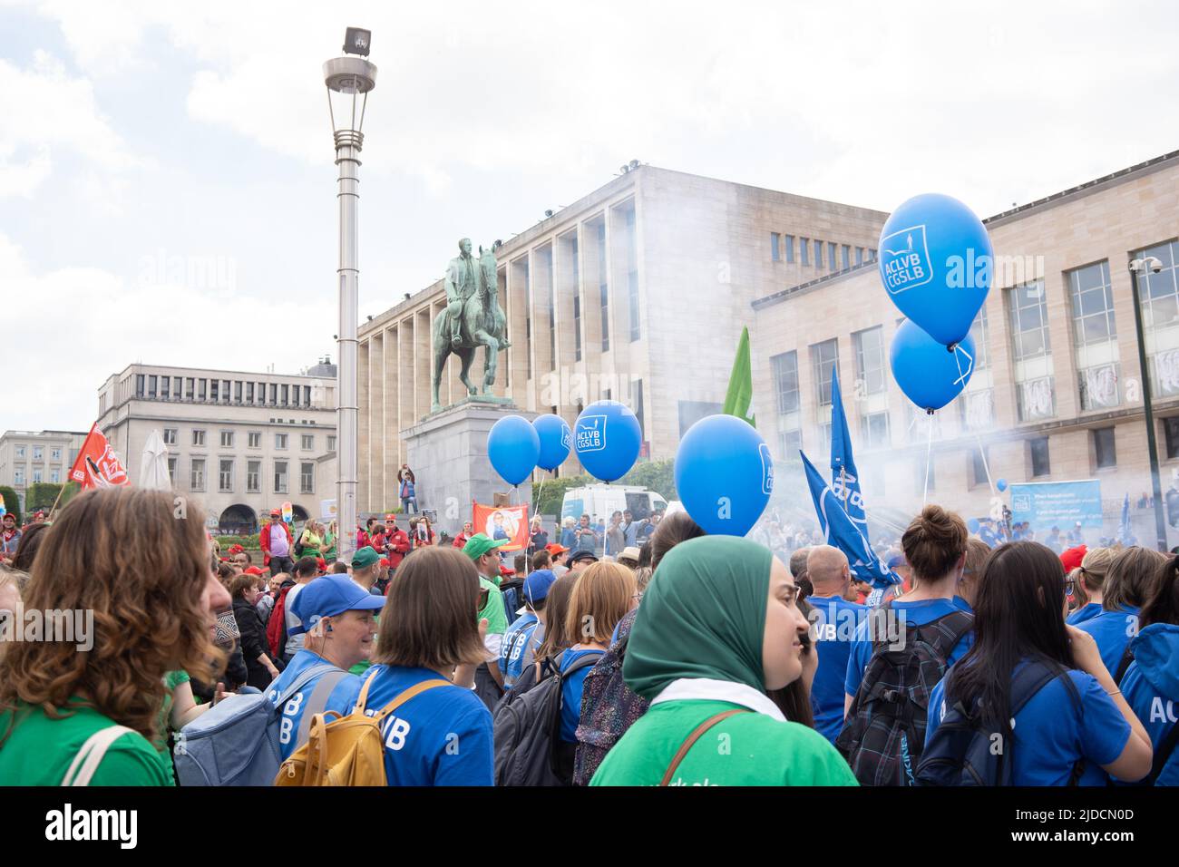 Die Abbildung zeigt eine nationale Demonstration sozialistischer (ABVV-FGTB), christlicher (ACV-CSC) und liberaler (ACLVB-CGSLB) Gewerkschaften, die die Kaufkraft verteidigen und eine Änderung des Lohnstandardgesetzes von 1996 fordern, das die Lohnentwicklung in Belgien regelt, am Montag, den 20. Juni 2022 in Brüssel. BELGA FOTO NOE ZIMMER Stockfoto