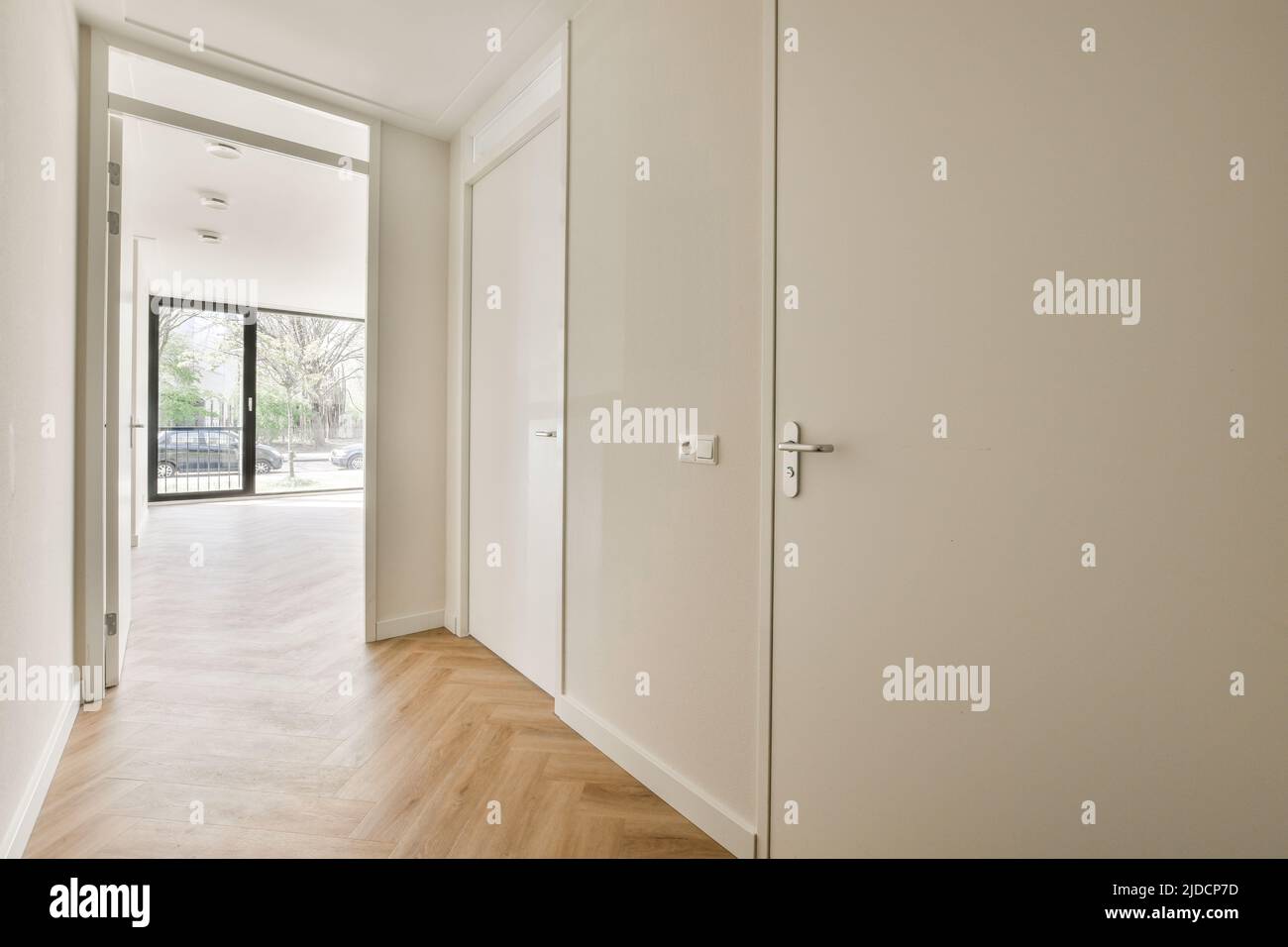 Ein kompakter, heller Korridor mit Holzwänden und Fliesenboden Stockfoto