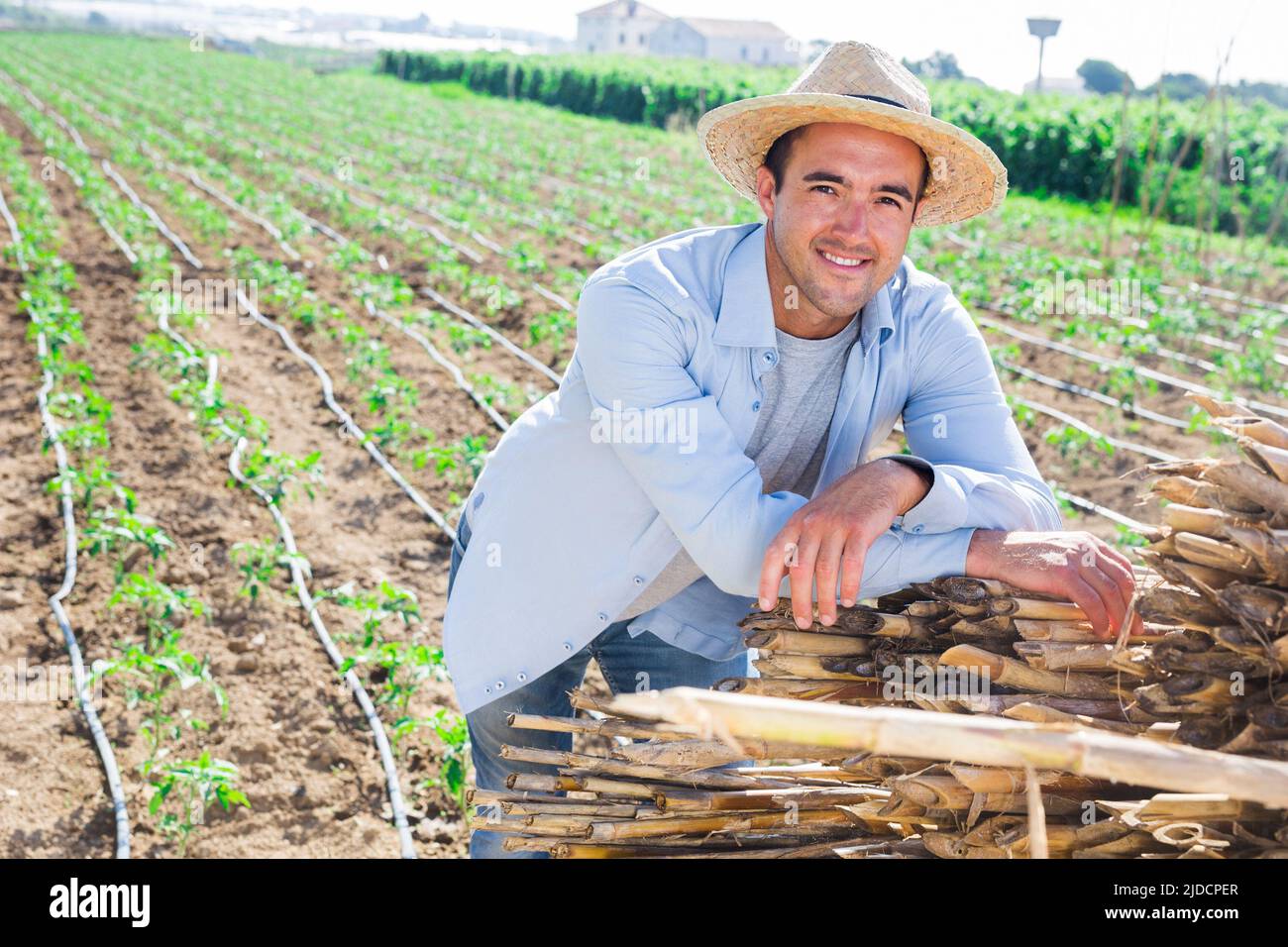 Fröhlicher Gärtner posiert im Hof im Sommer Stockfoto