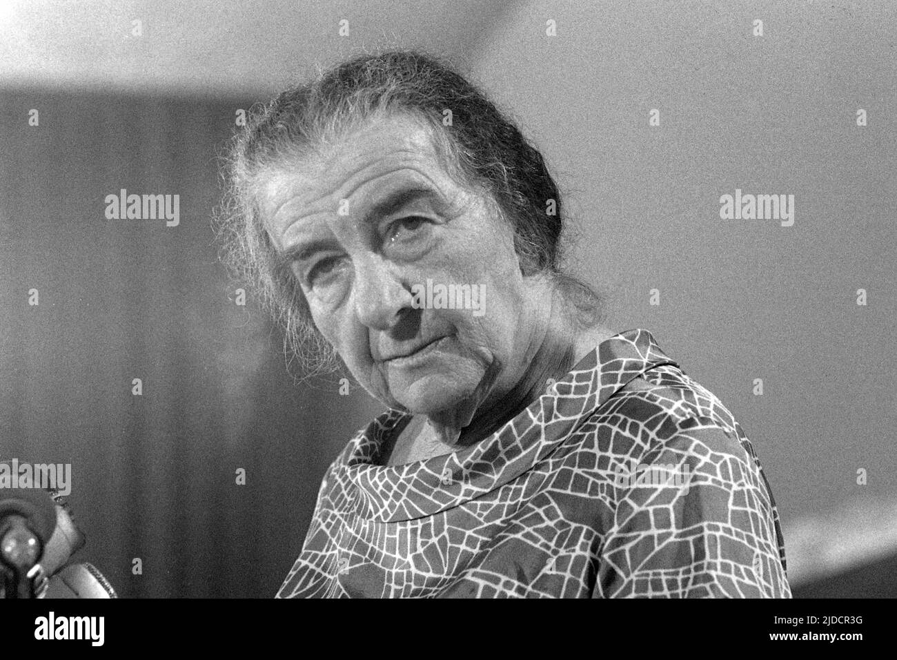 Golda MEIR, israelische Premierministerin, Politikerin, auf einer Pressekonferenz, Porträt, Porträt, Einzelbild beschnitten, Einzelbild, Steht an einem Rednerpult mit Mikrofonen, während des Jom-Kippur-Krieges, der Jom-Kippur-Krieg zwischen Israel und den arabischen Staaten Ägypten, Jordanien und Syrien dauerte vom 6. Oktober bis 25. Oktober 1973, Stockfoto