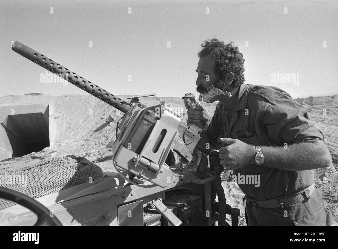 Israel. 23. Oktober 2020. Israelischer Soldat steht hinter einem Maschinengewehr und rasiert mit Schaum, Nassrasur, während des Jom-Kippur-Krieges dauerte der Jom-Kippur-Krieg zwischen Israel und den arabischen Staaten Ägypten, Jordanien und Syrien vom 6. Oktober bis 25. Oktober 1973, Quelle: dpa/Alamy Live News Stockfoto