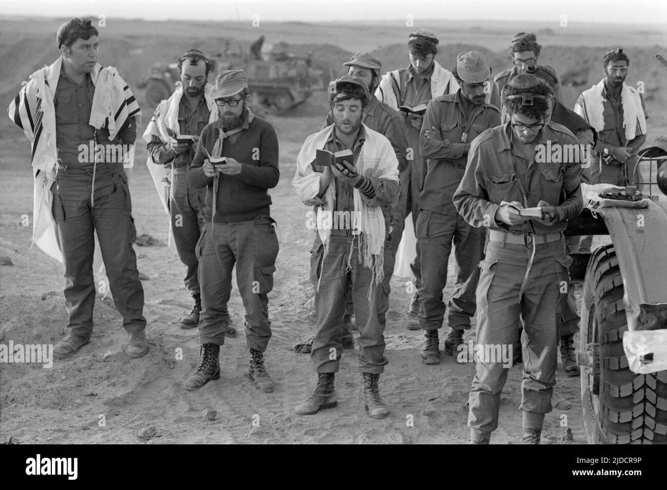 Israel. 06.. Juli 2020. Israelische Soldaten stehen und beten, Judentum, jüdischer Glaube, Religion, während des Jom-Kippur-Krieges dauerte der Jom-Kippur-Krieg zwischen Israel und den arabischen Staaten Ägypten, Jordanien und Syrien vom 6. Oktober bis 25. Oktober 1973, Quelle: dpa/Alamy Live News Stockfoto