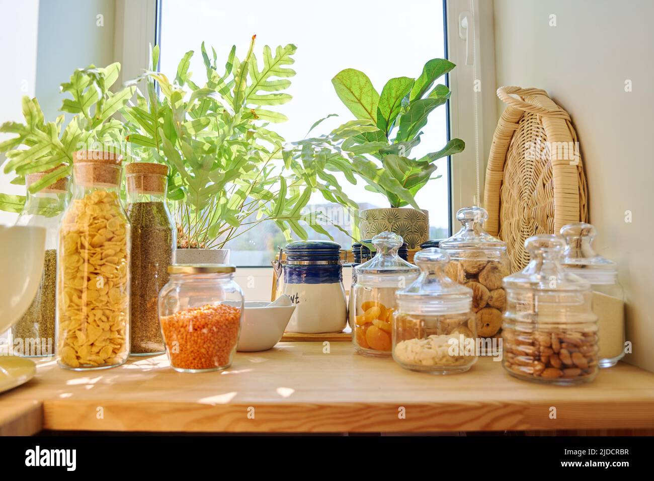 Lagerung von Lebensmitteln in der Küche in Speisekammer Stockfoto