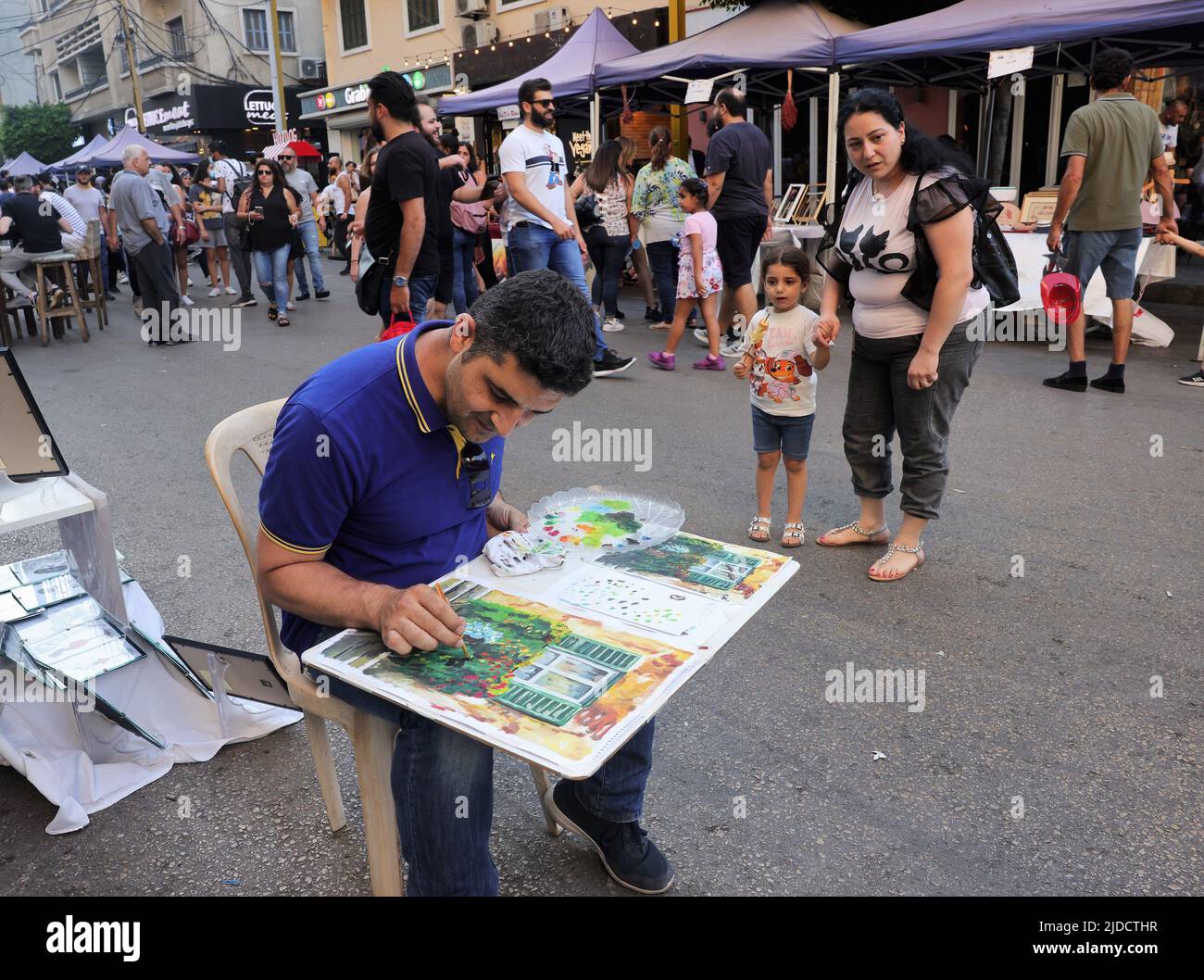 Beirut, Libanon. 19.. Juni 2022. Ein Künstler malt während eines Straßenfestivals, das am 19. Juni 2022 in Mar Mikhael in Beirut, Libanon, stattfand. Quelle: Liu Zongya/Xinhua/Alamy Live News Stockfoto