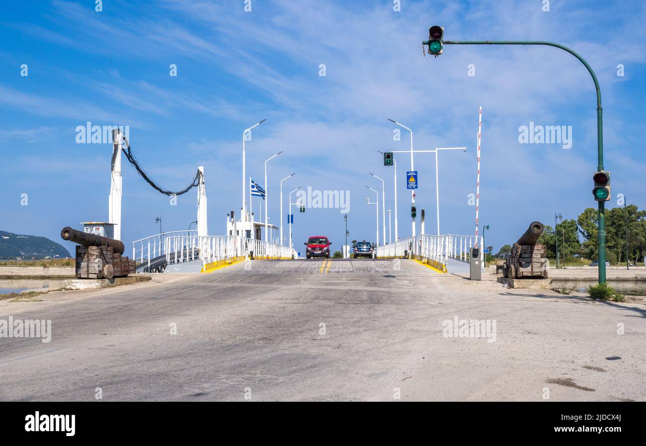 Schwimmende Hängebrücke, die die Insel Lefkada in Griechenland mit dem Festland verbindet Stockfoto