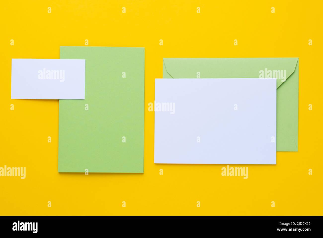 Satz von Branding-Elementen auf gelbem Hintergrund. Ein Modell für Präsentationen von Grafikdesignern oder Geschäftsportfolios. Stockfoto