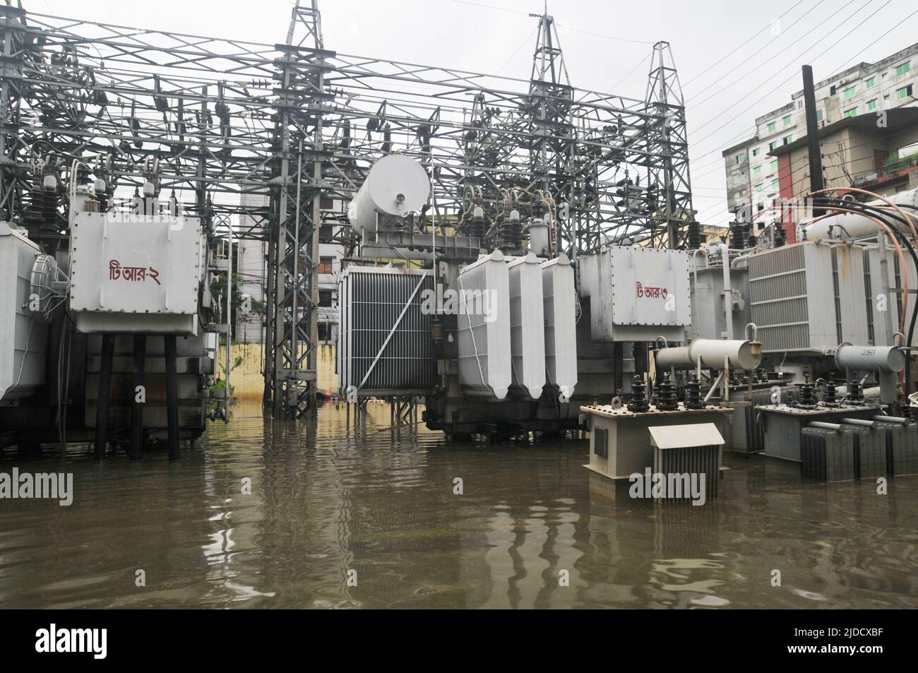 Sylhet, Bangladesch. 20.. Juni 2022. Das Elektrokraftwerk in Uposhahar überflutete bei Überschwemmungen. Die schlimmsten Überschwemmungen seit fast 20 Jahren haben Teile Bangladeschs verwüstet, Dutzende von Menschen getötet und Millionen gestrandet. Stockfoto