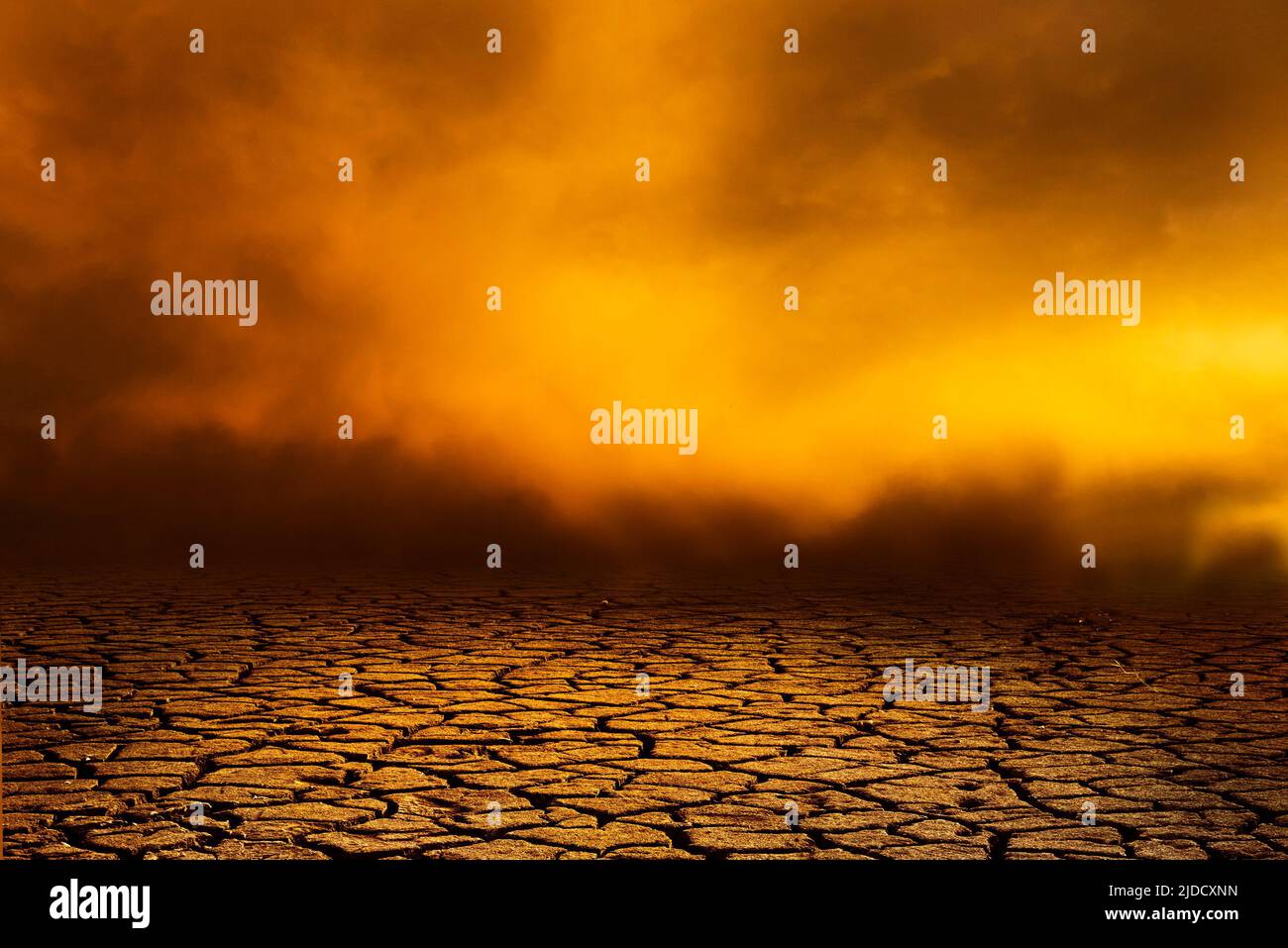 Trockene Wüstenlandschaft mit dramatischem Himmel, globaler Erwärmung und Konzept des Klimawandels Stockfoto