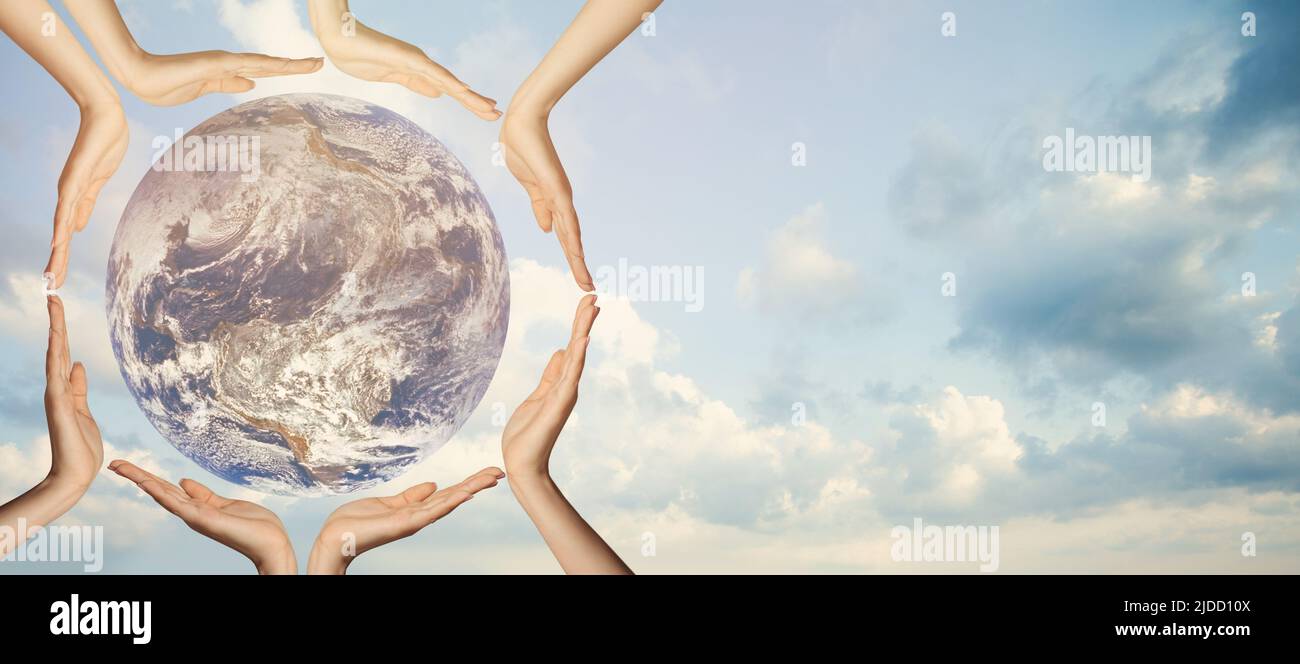 Erdkugel in menschlichen Händen vor Himmelshintergrund Stockfoto Erdkugel in menschlichen Händen vor Himmelshintergrund Stockfoto