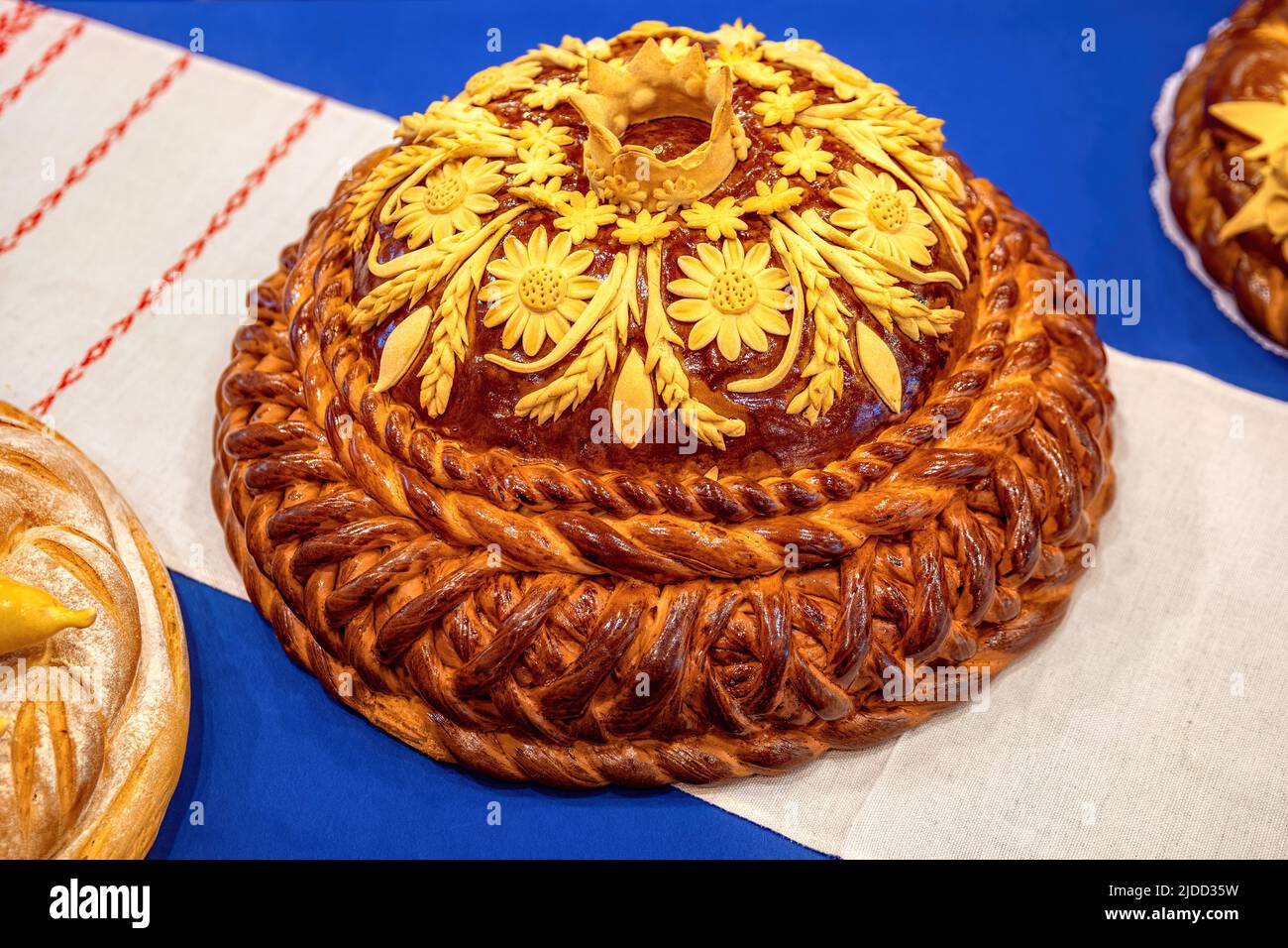 Traditionelles ukrainisches Hochzeitsbrot auf einem Sticktuch. Rundes Brot für die Hochzeit. Stockfoto