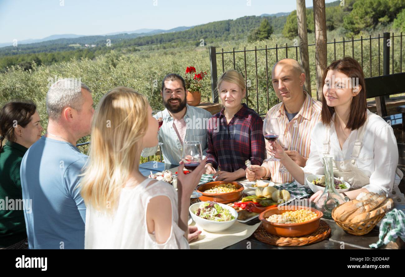 Freunde essen im Freien Stockfoto