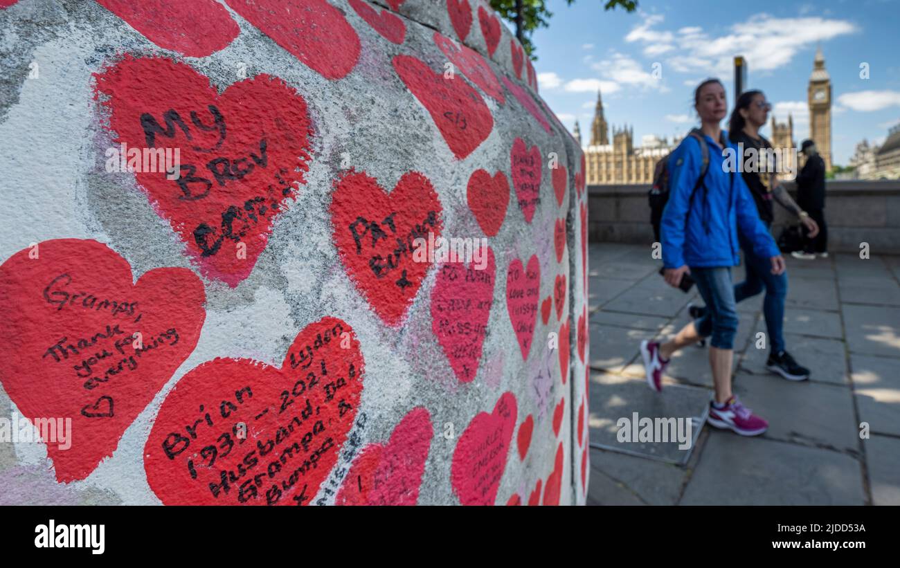 London, Großbritannien. 20. Juni 2022. Die Menschen passieren die National Covid Memorial Wall gegenüber dem Parlamentsgebäude. Aktuelle Daten aus der ZOE Covid-Studien-App zeigen, dass die täglichen symptomatischen Infektionen von 114.030 am 1. Juni auf 188.369 am 17. Juni gestiegen sind. Eine neue Studie von Professor Altmann vom Imperial College London zeigt, dass eine frühere Infektion wenig Schutz vor zukünftigen Infektionen bietet, was den über den Erwartungen liegenden Anstieg der Fälle in den letzten drei Wochen erklärt, der durch die Omicron-Subvarianten BA.4 und BA.5 verursacht wurde. Kredit: Stephen Chung / Alamy Live Nachrichten Stockfoto