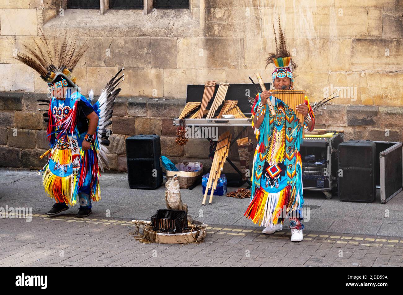 Charango, traditionelle peruanische Musik, gespielt auf Panflöten von peruanischen Indianern in hellen, aufwendigen Kostümen Stockfoto