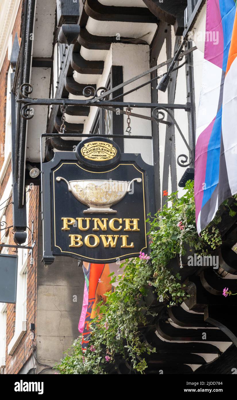 Schild, das vor dem Punch Bowl vor einem Pub-Restaurant in York hängt Stockfoto