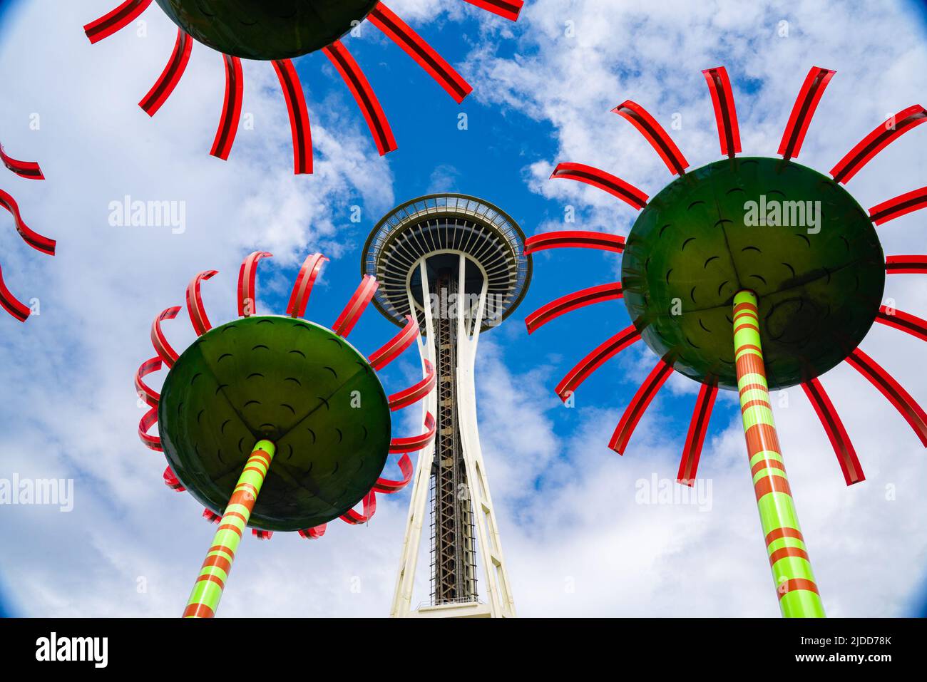 Seattle Washington Blick auf die Wahrzeichen Space Needle und Chihuly Garden Glass vom Seattle Center aus gesehen Stockfoto