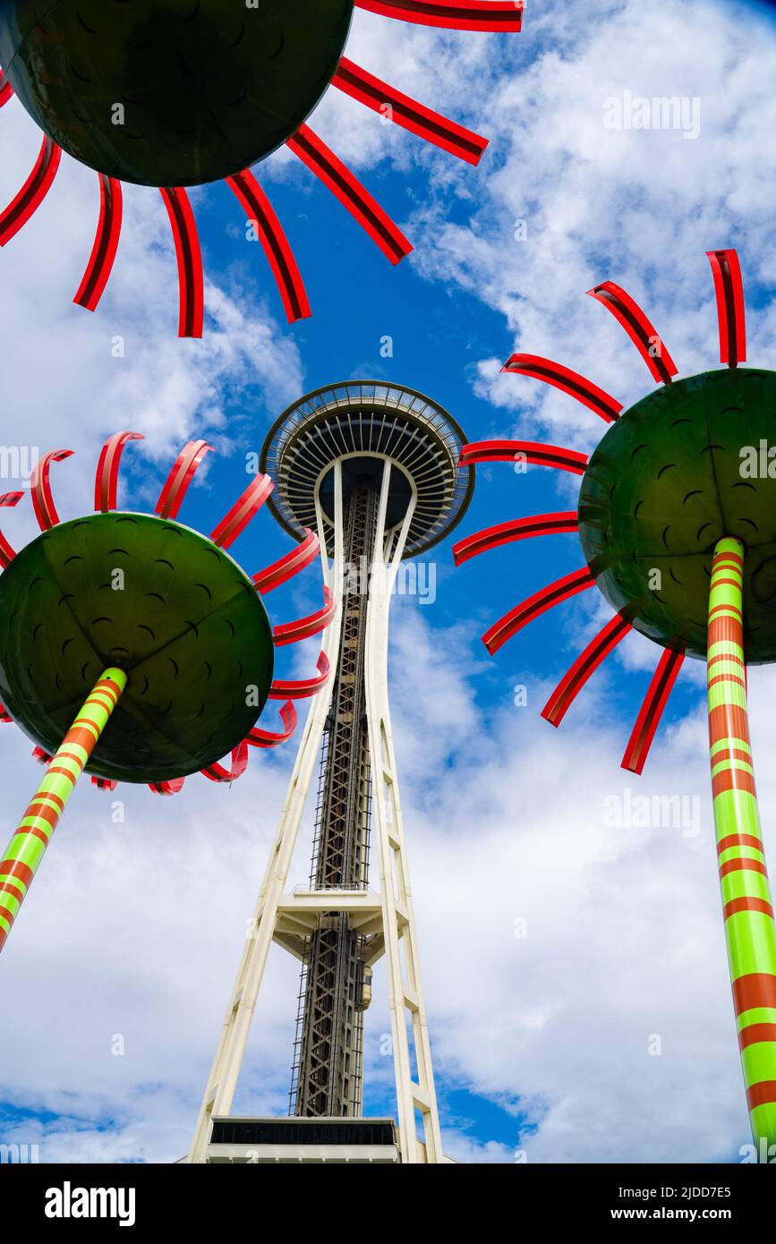Seattle Washington Blick auf die Wahrzeichen Space Needle und Chihuly Garden Glass vom Seattle Center aus gesehen Stockfoto