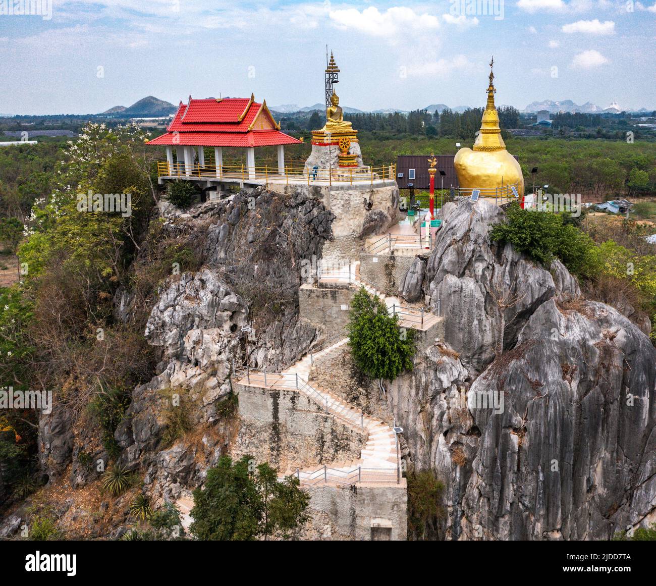 Meditationszentrum der Champathong-Höhle oder Ort des Priesterlagers Thum Jum Pa Thong, Ort für religiöse Rituale im Unterbezirk Huai Phai in der Provinz Ratchaburi Stockfoto