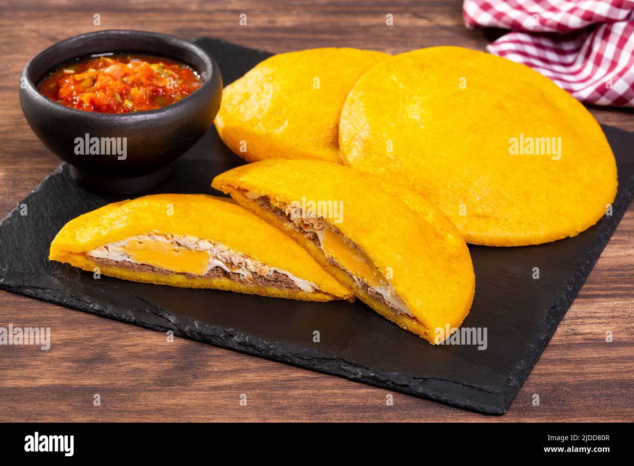 Frittiertes Ei Arepa - Typische Gerichte Der Karibik In Kolumbien Stockfoto