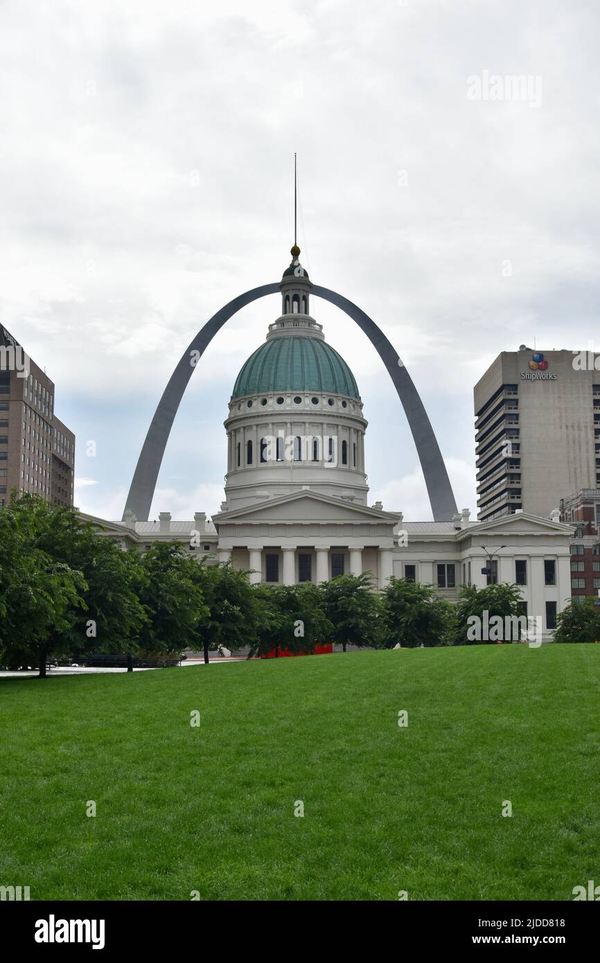 Downtown St. Louis mit dem weltberühmten Gateway Arch entlang des Mississippi River Stockfoto