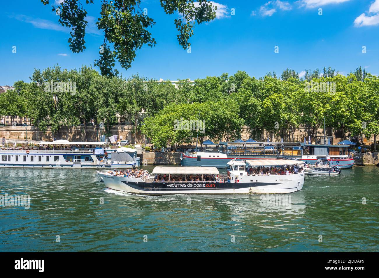 Boote festgemacht am Quai de l'Hotel de Ville an der seine, Paris Frankreich. Stockfoto