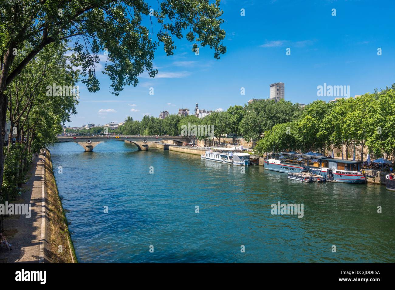 Boote festgemacht am Quai de l'Hotel de Ville an der seine, Paris Frankreich. Stockfoto
