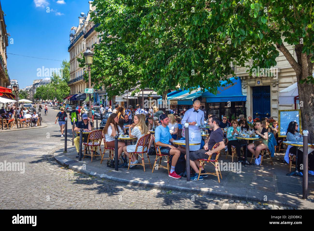 Überfülltes Terrassencafé auf der Ile de la Cite, Paris, Frankreich. Stockfoto