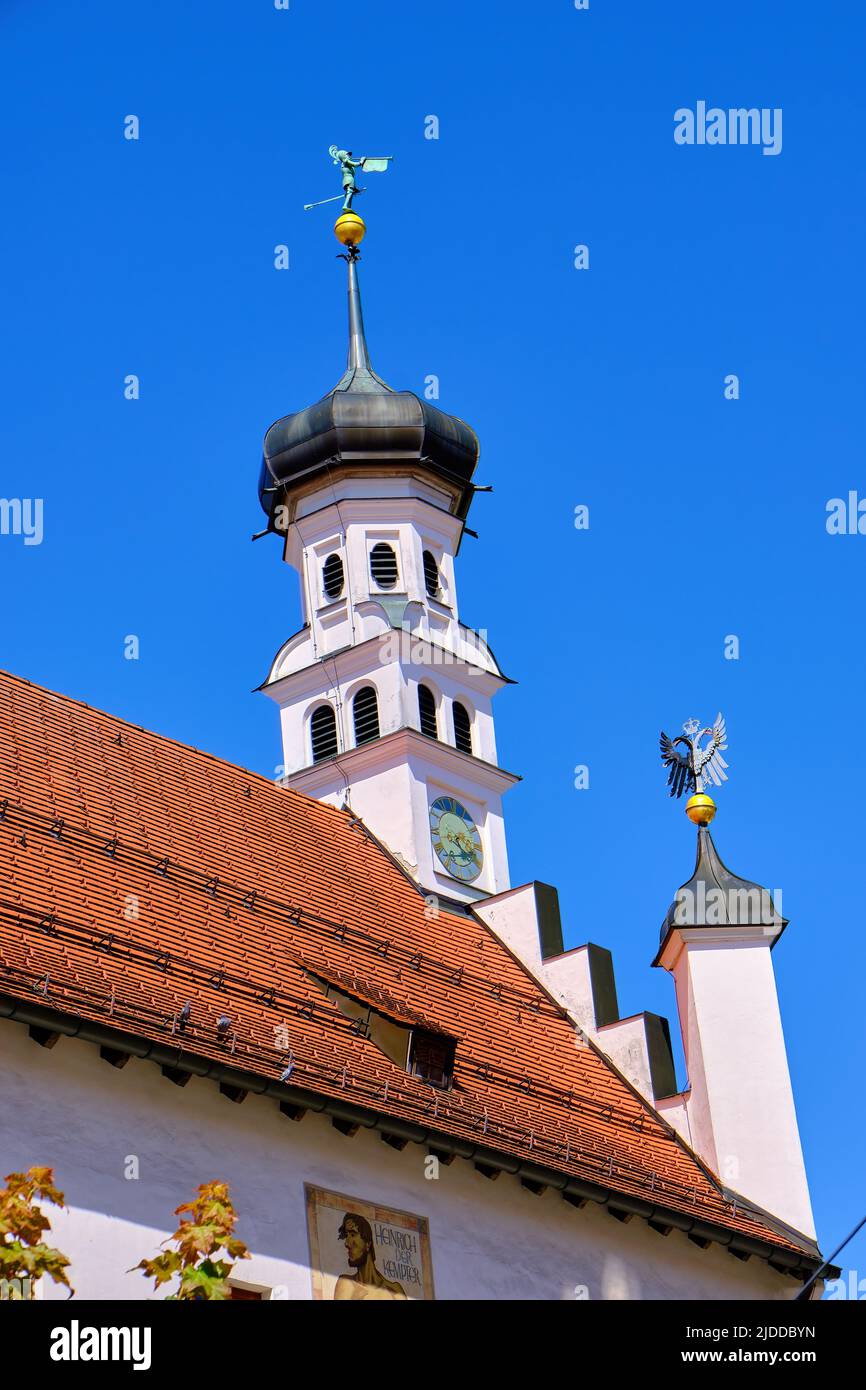 Historisches Rathaus und Straßenszene in der Altstadt von Kempten in Allgäu, Bayern, Deutschland. Stockfoto