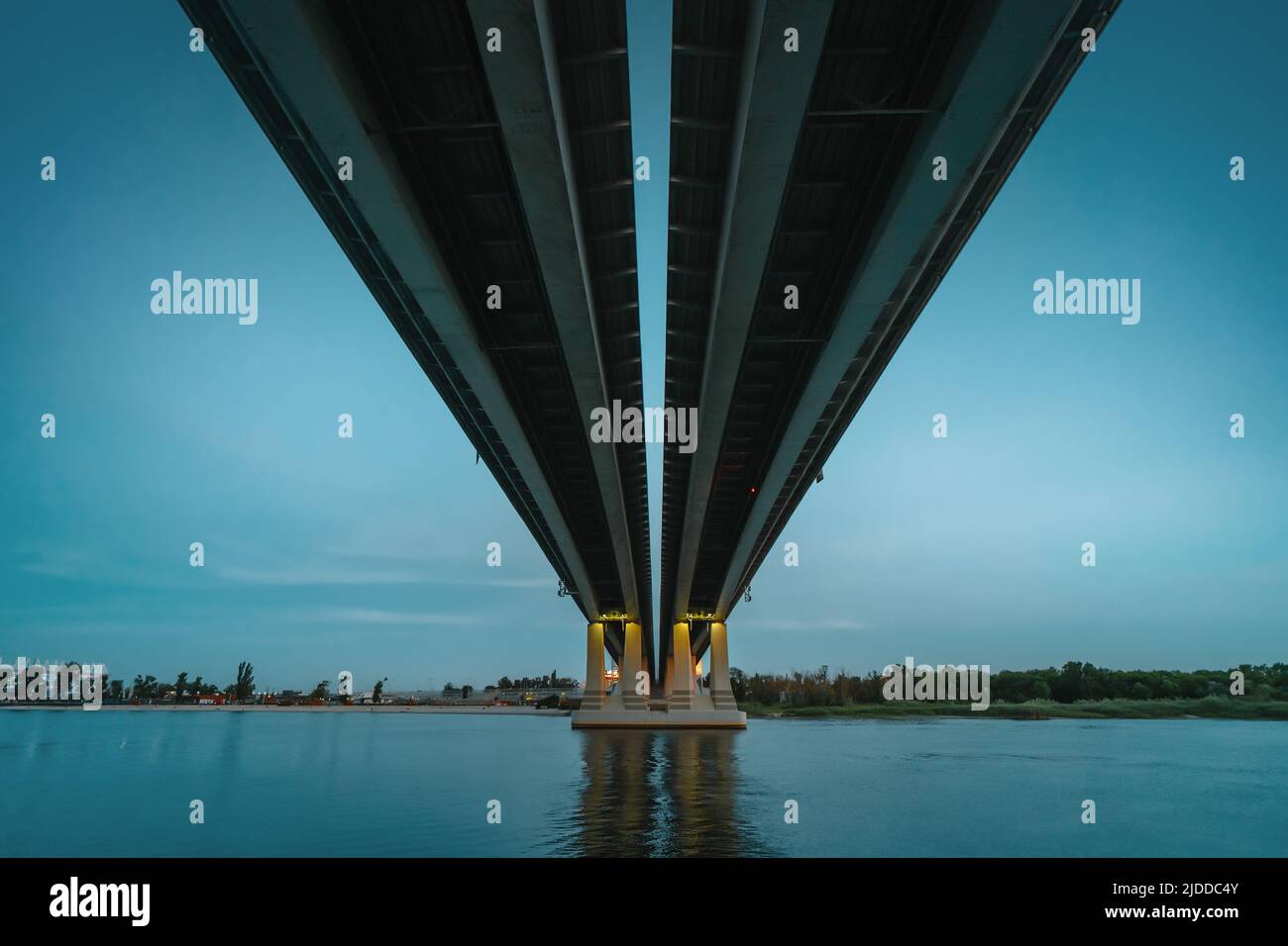 Beleuchtete Woroschilowski Brücke Rostow-am-Don in der Abenddämmerung im Sommerabend. Stockfoto