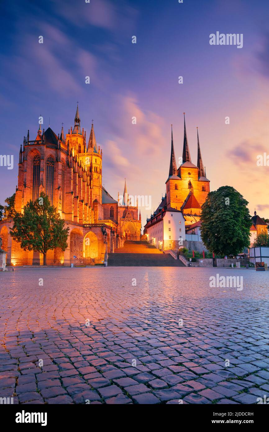 Erfurt, Deutschland. Stadtbild der Innenstadt von Erfurt, Deutschland mit dem Erfurter Dom bei Sonnenuntergang im Sommer. Stockfoto