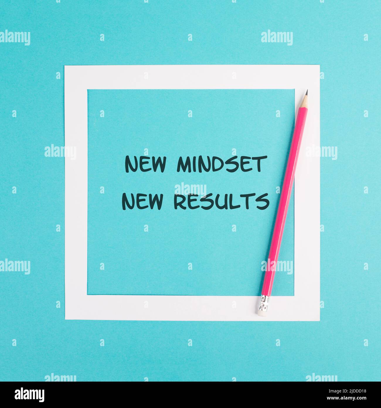Neue Denkweise Neue Ergebnisse stehen auf dem Papier, Coaching-Strategie, optimistisches und positives Denken, erfolgreicher Lebensstil Stockfoto