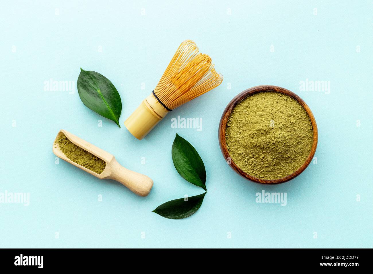 Grünes Matcha-Pulver in einer Schüssel mit Bambusbesen Stockfoto
