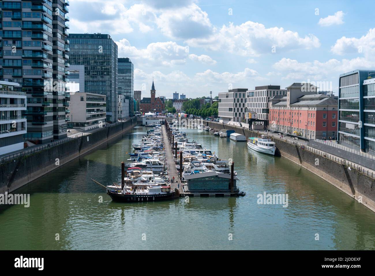 Rheinhafen in köln mit Kranhäusern bei Nacht. Rheinauhafen Stockfoto