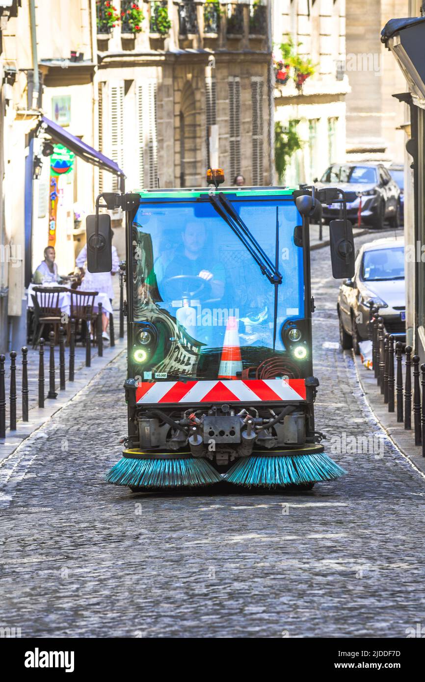 Mechanisierte Straßenreinigung Fahrzeug - Paris, Frankreich. Stockfoto